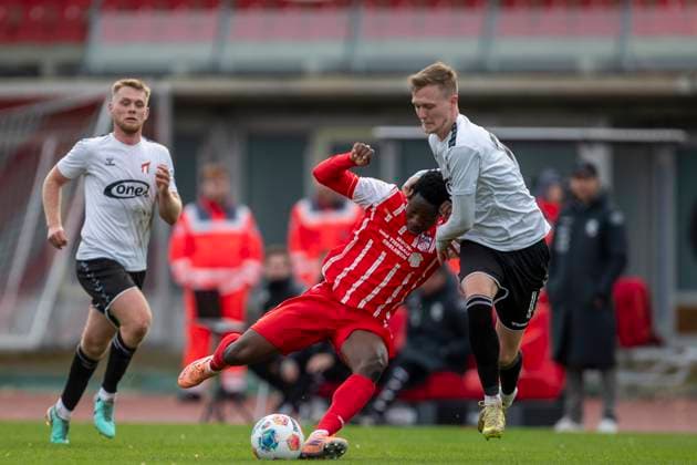 GER, Erfurt, Fußball, Regionalliga Nordost, 13. Spieltag, FC Rot-Weiss Erfurt vs. ZFC Meuselwitz im Bild v.l.: Benjika Caciel (FC Rot-Weiß Erfurt 08), Zweikampf 26.10.2025, Steigerwaldstadion Erfurt DFB REGULATIONS PROHIBIT ANY USE OF PHOTOGRAPHS AS IMAGE SEQUENCES AND OR QUASI-VIDEO, Copyright: HMBxMedia PaulxFritz