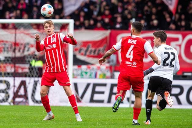 Erfurt , 261025 , Fussball Regionalliga Nordost FC Rot Weiss Erfurt gegen ZFC Meuselwitz im Bild: Til Linus Schwarz (Erfurt)