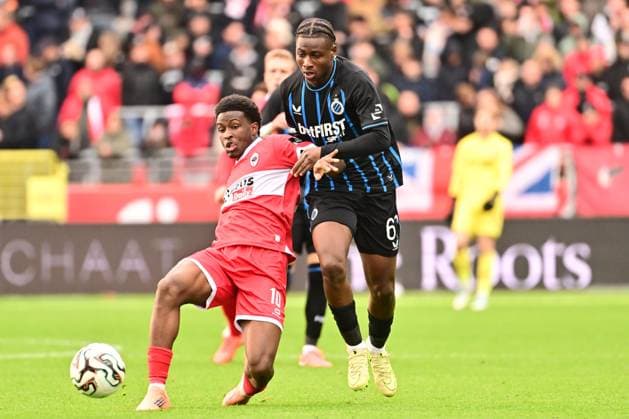 Royal Antwerp FC v Club Brugge - Jupiler Pro League DEURNE, BELGIUM - OCTOBER 26 : Babadi Isaac midfielder of Royal Antwerp FC and Diakhon Mamadou forward of Club Brugge battle for the ball during the Jupiler Pro League match between Royal Antwerp FC and Club Brugge on October 26, 2025 in Deurne, Belgium, 26 10 2025 Deurne Belgium  Copyright: xPeterxDexVoechtx