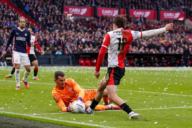 2025-10-26 Feyenoord v PSV - Dutch Eredivisie ROTTERDAM, NETHERLANDS - OCTOBER 26: Matej Kovar of PSV makes a save during the Dutch Eredivisie match between Feyenoord and PSV at Stadion Feijenoord on October 26, 2025 in Rotterdam, Netherlands. Rotterdam Stadion Feijenoord Netherlands Content not available for redistribution in The Netherlands directly or indirectly through any third parties. Copyright: xJorisxVerwijstx