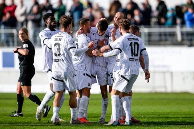 Spieler vom SV Sandhausen (SVS), jubeln über das Tor zum 1:0, Jubel, Torjubel, Torerfolg, celebrate the goal, goal, celebration, jubelt ueber das Tor, Freuen, Freude, freut sich, optimistisch, positiv, Spielszene, Highlight, Action, Aktion, 26.10.2025, Sandhausen (Deutschland), Fussball, Regionalliga Südwest, SV Sandhausen - FC Bayern Alzenau