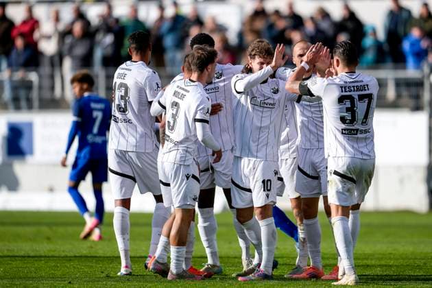Spieler vom SV Sandhausen (SVS), jubeln über das Tor zum 1:0, Jubel, Torjubel, Torerfolg, celebrate the goal, goal, celebration, jubelt ueber das Tor, Freuen, Freude, freut sich, optimistisch, positiv, Spielszene, Highlight, Action, Aktion, 26.10.2025, Sandhausen (Deutschland), Fussball, Regionalliga Südwest, SV Sandhausen - FC Bayern Alzenau