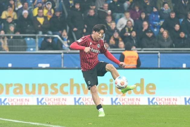 26.10.2025, xtgx, Fussball 2. Bundesliga, Eintracht Braunschweig - Hannover 96 v.l. Daisuke Yokota (Hannover, 18) schiesst Tor, schießt, Torschuetze, erzielt Tor, Treffer, scores the goal 0:3 (DFL DFB REGULATIONS PROHIBIT ANY USE OF PHOTOGRAPHS as IMAGE SEQUENCES and or QUASI-VIDEO) Braunschweig