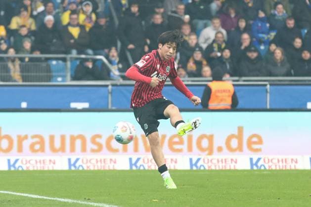 26.10.2025, xtgx, Fussball 2. Bundesliga, Eintracht Braunschweig - Hannover 96 v.l. Daisuke Yokota (Hannover, 18) schiesst Tor, schießt, Torschuetze, erzielt Tor, Treffer, scores the goal 0:3 (DFL DFB REGULATIONS PROHIBIT ANY USE OF PHOTOGRAPHS as IMAGE SEQUENCES and or QUASI-VIDEO) Braunschweig
