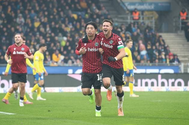 26.10.2025, xtgx, Fussball 2. Bundesliga, Eintracht Braunschweig - Hannover 96 v.l. Daisuke Yokota (Hannover, 18) Jubel, Torjubel, jubelt ueber das Tor, celebrate the goal, celebration (DFL DFB REGULATIONS PROHIBIT ANY USE OF PHOTOGRAPHS as IMAGE SEQUENCES and or QUASI-VIDEO) Braunschweig