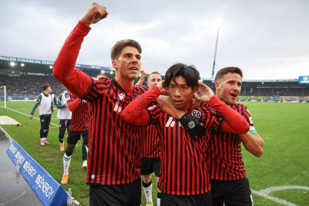 26.10.2025, xtgx, Fussball 2. Bundesliga, Eintracht Braunschweig - Hannover 96 v.l. Daisuke Yokota (Hannover, 18) Jubel, Torjubel, jubelt ueber das Tor, celebrate the goal, celebration (DFL DFB REGULATIONS PROHIBIT ANY USE OF PHOTOGRAPHS as IMAGE SEQUENCES and or QUASI-VIDEO) Braunschweig