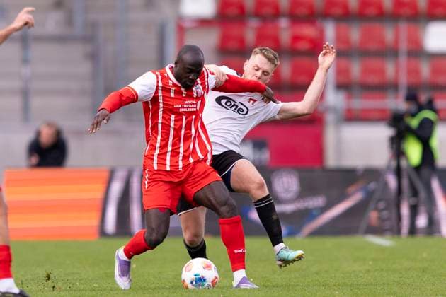 Regionalliga Nordost: FC Rot-Weiß Erfurt vs. ZFC Meuselwitz; Erfurt; 26.10.2025 Raphael Assibey-Mensah ( 7; FC Rot-Weiß Erfurt) gegen Jan Halasz ( 8; ZFC Meuselwitz) Regionalliga Nordost: FC Rot-Weiß Erfurt vs. ZFC Meuselwitz; Steigerwaldstadion Erfurt; 26.10.2025 Copyright: xBEAUTIFULxSPORTS Duehringx