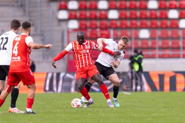 Regionalliga Nordost: FC Rot-Weiß Erfurt vs. ZFC Meuselwitz; Erfurt; 26.10.2025 Raphael Assibey-Mensah ( 7; FC Rot-Weiß Erfurt) gegen Jan Halasz ( 8; ZFC Meuselwitz) Regionalliga Nordost: FC Rot-Weiß Erfurt vs. ZFC Meuselwitz; Steigerwaldstadion Erfurt; 26.10.2025 Copyright: xBEAUTIFULxSPORTS Duehringx