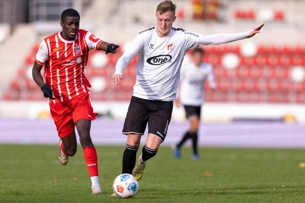 Regionalliga Nordost: FC Rot-Weiß Erfurt vs. ZFC Meuselwitz; Erfurt; 26.10.2025 Benny Boboy ( 27; FC Rot-Weiß Erfurt) gegen Hendrik Wurr ( 17; ZFC Meuselwitz) Regionalliga Nordost: FC Rot-Weiß Erfurt vs. ZFC Meuselwitz; Steigerwaldstadion Erfurt; 26.10.2025 Copyright: xBEAUTIFULxSPORTS Duehringx