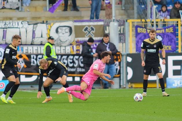 Umut Tohumucu (TSG Hoffenheim II, 12) wird gefault. GER, TSG 1899 Hoffenheim II gegen FC Erzgebirge Aue, Fussball, 3.Liga, 12.Spieltag, Spielzeit 2025 2026, 26.10.2025. (DFL DFB REGULATIONS PROHIBIT ANY USE OF PHOTOGRAPHS as IMAGE SEQUENCES and or QUASI-VIDEO). GER,TSG 1899 Hoffenheim II gegen FC Erzgebirge Aue, Fussball, 3.Liga, 12.Spieltag, Spielzeit 2025 2026, 26.10.2025. Hoffenheim Copyright: xEibner-Pressefoto JoergxHirschx EP_JHH