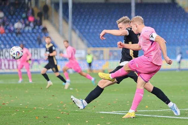 v. li. im Zweikampf Valentin Laessig (TSG Hoffenheim II, 6), Erik Majetschak (FC Erzgebirge Aue, 13) GER, TSG 1899 Hoffenheim II gegen FC Erzgebirge Aue, Fussball, 3.Liga, 12.Spieltag, Spielzeit 2025 2026, 26.10.2025. (DFL DFB REGULATIONS PROHIBIT ANY USE OF PHOTOGRAPHS as IMAGE SEQUENCES and or QUASI-VIDEO). GER,TSG 1899 Hoffenheim II gegen FC Erzgebirge Aue, Fussball, 3.Liga, 12.Spieltag, Spielzeit 2025 2026, 26.10.2025. Hoffenheim Copyright: xEibner-Pressefoto JoergxHirschx EP_JHH
