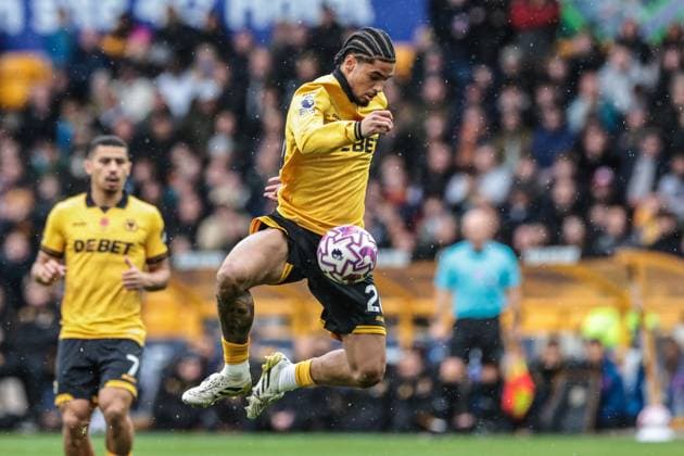 Premier League Wolverhampton Wanderers v Burnley Ki-Jana Hoever of Wolverhampton Wanderers controls the ball during the Premier League match Wolverhampton Wanderers vs Burnley at Molineux, Wolverhampton, United Kingdom, 26th October 2025 (Photo by Mark Cosgrove News Images) Wolverhampton Molineux West Midlands United Kingdom Copyright: xMarkxCosgrove NewsxImagesx