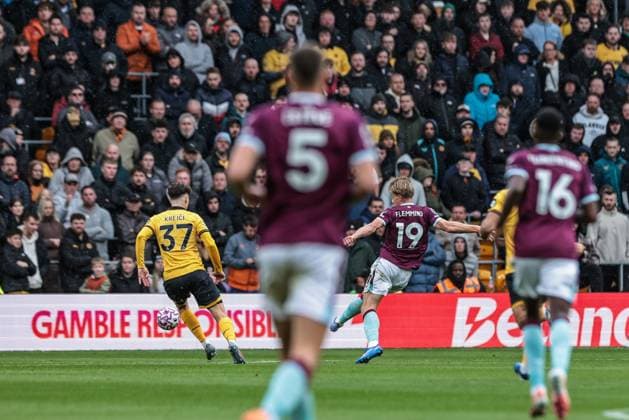 Premier League Wolverhampton Wanderers v Burnley Zian Flemming of Burnley scores to make it 0-1 during the Premier League match Wolverhampton Wanderers vs Burnley at Molineux, Wolverhampton, United Kingdom, 26th October 2025 (Photo by Mark Cosgrove News Images) Wolverhampton Molineux West Midlands United Kingdom Copyright: xMarkxCosgrove NewsxImagesx