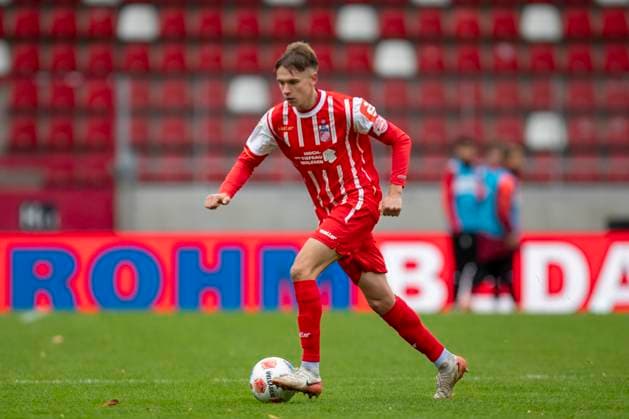 GER, Erfurt, Fußball, Regionalliga Nordost, 13. Spieltag, FC Rot-Weiss Erfurt vs. ZFC Meuselwitz im Bild v.l.: Til-Linus Schwarz (FC Rot-Weiß Erfurt 03), 26.10.2025, Steigerwaldstadion Erfurt DFB REGULATIONS PROHIBIT ANY USE OF PHOTOGRAPHS AS IMAGE SEQUENCES AND OR QUASI-VIDEO, Copyright: HMBxMedia PaulxFritz