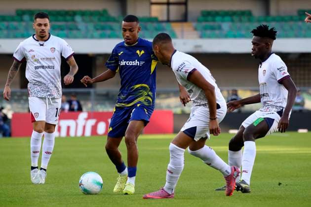 Verona™s Rafik Belghali Cagliari s Riyad Idrissi during the Serie A soccer match between Hellas Verona and Cagliari at the Bentegodi Stadium in Verona, north west Italy - Sunday , October 26, 2025. - Soccer .  Copyright: xPaolaxGarbuio Lapressex