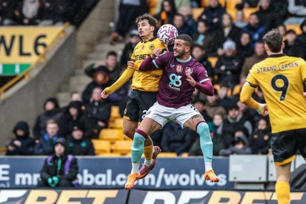 Premier League Wolverhampton Wanderers v Burnley Rodrigo Gomes of Wolves and Kyle Walker of Burnley battle for the ball during the Premier League match Wolverhampton Wanderers vs Burnley at Molineux, Wolverhampton, United Kingdom, 26th October 2025 (Photo by Mark Cosgrove News Images) Wolverhampton Molineux West Midlands United Kingdom Copyright: xMarkxCosgrove NewsxImagesx