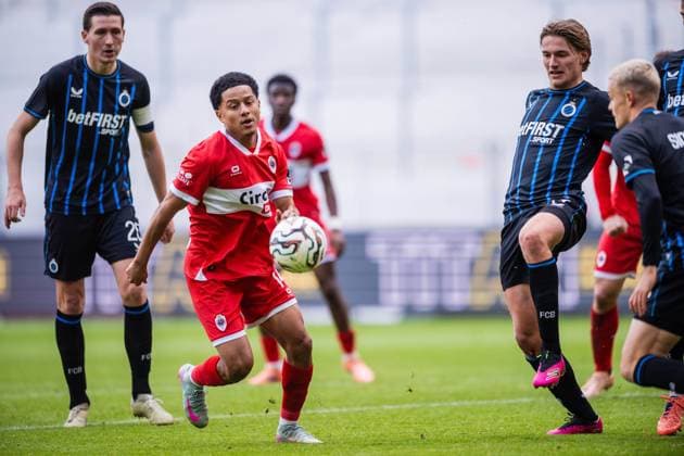 Royal Antwerp FC v Club Brugge - Jupiler Pro League DEURNE, BELGIUM - OCTOBER 26 : Vermant Romeo forward of Club Brugge, Valencia Anthony forward of Royal Antwerp FC during the Jupiler Pro League match between Royal Antwerp FC and Club Brugge on October 26, 2025 in Deurne, Belgium, 26 10 2025 Deurne Belgium  Copyright: xGvgx