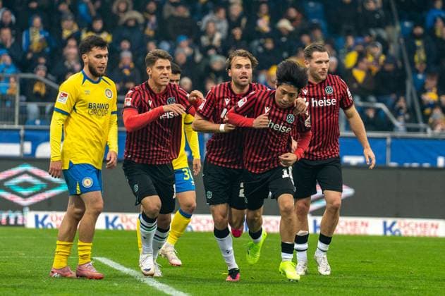 Deutschland, Fussball, 2. Bundesliga, 10. Spieltag 2025 2026, Eintracht Braunschweig - Hannover 96 am 26.10. in Braunschweig (Eintracht-Stadion): Torjubel 0:3 durch Daisuke Yokota (Hannover 96 18) Benjamin Källman (Hannover 96 9) Kolja Oudenne (Hannover 96 29)