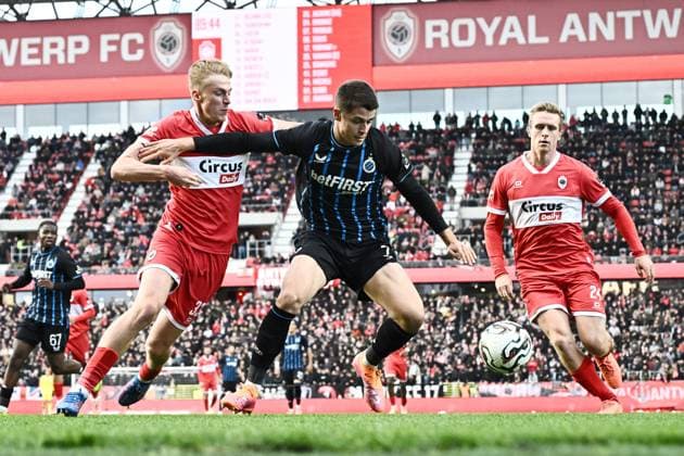 Antwerp s Zeno Van Den Bosch, Club s Nicolo Tresoldi and Antwerp s Thibo Somers fight for the ball during a soccer match between Royal Antwerp FC and Club Brugge, Sunday 26 October 2025 in Antwerp, on day 12 of the 2025-2026 Jupiler Pro League first division of the Belgian championship. MAARTENxSTRAETEMANS  x138010683x