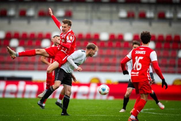 Erfurt , 261025 , Fussball Regionalliga Nordost FC Rot Weiss Erfurt gegen ZFC Meuselwitz im Bild: Til Linus Schwarz (Erfurt) gegen Rene Eckardt (Meuselwitz)