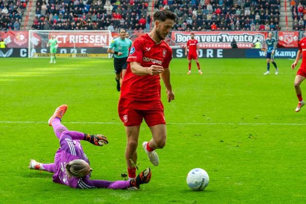 ENSCHEDE , 26 10-2025 , Stadium Grolsch Veste , season 2025 2026 , Dutch Eredivisie football , match between FC Twente and Ajax , picture shows Ajax goalkeeper Remko Pasveer FC Twente player Ricky van Wolfswinkel Twente - Ajax  x31698775x Copyright: