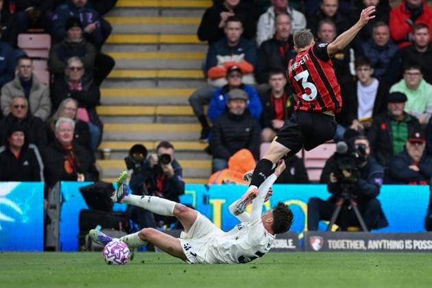 Bournemouth v Nottingham Forest Premier League Adrien Truffert of Bournemouth itb Neco Williams of Nottingham Forest during the Premier League match at the Vitality Stadium, Bournemouth UK Newspapers OUT Copyright: xJeremyxLandeyx FIL-22402-0022