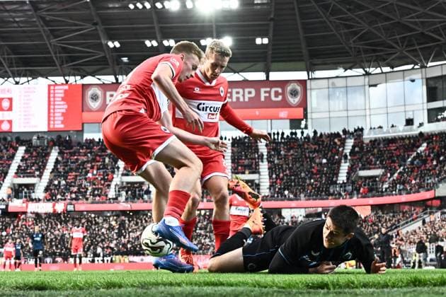 Antwerp s Zeno Van Den Bosch, Antwerp s Thibo Somers and Club s Nicolo Tresoldi fight for the ball during a soccer match between Royal Antwerp FC and Club Brugge, Sunday 26 October 2025 in Antwerp, on day 12 of the 2025-2026 Jupiler Pro League first division of the Belgian championship. MAARTENxSTRAETEMANS  x138010700x