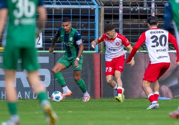 Zweikampf zwischen: Justus Henke (FC Guetersloh, 23) und David Winke (FC Guetersloh, 17) FC Gütersloh - Sportfreunde Siegen 26.10.2025 Fussball, Regionalliga West, 13. Spieltag, GER, Heidewaldstadion, Gütersloh Copyright: MarcoxBader