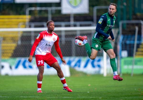 Julius Langfeld (FC Guetersloh, 10) und Jubes Mba Tibah Ticha (Sportfreunde Siegen, 29) FC Gütersloh - Sportfreunde Siegen 26.10.2025 Fussball, Regionalliga West, 13. Spieltag, GER, Heidewaldstadion, Gütersloh Copyright: MarcoxBader