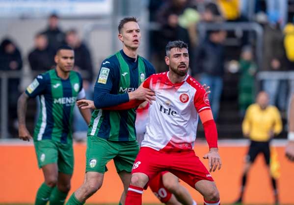 Zweikampf zwischen: Jannik Borgmann (FC Guetersloh, 34) und Arif Gueclue (Sportfreunde Siegen, 18) FC Gütersloh - Sportfreunde Siegen 26.10.2025 Fussball, Regionalliga West, 13. Spieltag, GER, Heidewaldstadion, Gütersloh Copyright: MarcoxBader