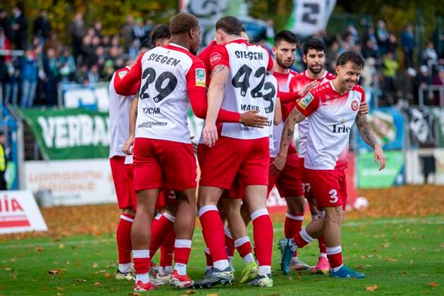 Torjubel bei Sportfreunde Siegen FC Gütersloh - Sportfreunde Siegen 26.10.2025 Fussball, Regionalliga West, 13. Spieltag, GER, Heidewaldstadion, Gütersloh Copyright: MarcoxBader