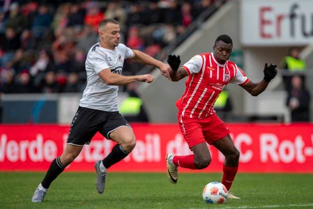 GER, Erfurt, Fußball, Regionalliga Nordost, 13. Spieltag, FC Rot-Weiss Erfurt vs. ZFC Meuselwitz im Bild v.l.: Cemal Kaymaz (ZFC Meuselwitz 10), Obed Chidindu Ugondu (FC Rot-Weiß Erfurt 13), Zweikampf 26.10.2025, Steigerwaldstadion Erfurt DFB REGULATIONS PROHIBIT ANY USE OF PHOTOGRAPHS AS IMAGE SEQUENCES AND OR QUASI-VIDEO, Copyright: HMBxMedia PaulxFritz