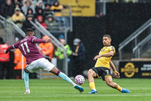 Premier League Wolverhampton Wanderers v Burnley Jaidon Anthony of Burnley and Andre of Wolverhampton Wanderers battle for the ball during the Premier League match Wolverhampton Wanderers vs Burnley at Molineux, Wolverhampton, United Kingdom, 26th October 2025 (Photo by Mark Cosgrove News Images) Wolverhampton Molineux West Midlands United Kingdom Copyright: xMarkxCosgrove NewsxImagesx