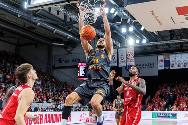 Zachary Ensminger (BMA365 Bamberg Baskets, 01), Gavin Schilling (Niners Chemnitz, 34), Ejiofor Onu (BMA365 Bamberg Baskets, 35), BMA365 Bamberg Baskets vs. Niners Chemnitz, Basketball, easyCredit BBL, 5. Spieltag, 26.10.2025 BMA365 Bamberg Baskets vs. Niners Chemnitz, Basketball, easyCredit BBL, 5. Spieltag, 26.10.2025 Bamberg Copyright: xEibner-Pressefoto G.xSantemizx EP_EER