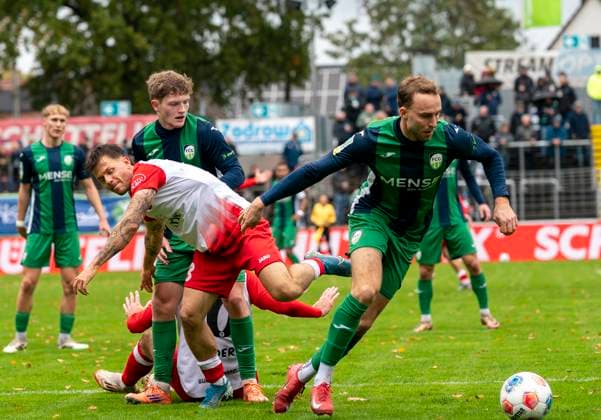 Zweikampf zwischen: David Kammerbauer (Sportfreunde Siegen, 3) und Julius Langfeld (FC Guetersloh, 10) FC Gütersloh - Sportfreunde Siegen 26.10.2025 Fussball, Regionalliga West, 13. Spieltag, GER, Heidewaldstadion, Gütersloh Copyright: MarcoxBader