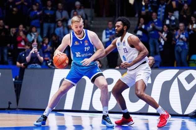 easycredit BBL, Frankfurt Skyliners - Syntainics MBC, 26.10.2025 Till Pape (Frankfurt Skyliners, 19) mit Ball gegen RJ Gunn (SYNTAINICS MBC, 21) Spiel der easycredit BBL easycredit BBL, Frankfurt Skyliners - Syntainics MBC; am 5. Spieltag der Saison 25 26 in der Süwag Energie ARENA am 26.10.2025 Copyright: xBEAUTIFULxSPORTS Hahnex