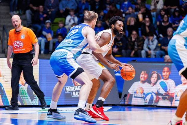easycredit BBL, Frankfurt Skyliners - Syntainics MBC, 26.10.2025 RJ Gunn (SYNTAINICS MBC, 21) mit Ball gegen Till Pape (Frankfurt Skyliners, 19) Spiel der easycredit BBL easycredit BBL, Frankfurt Skyliners - Syntainics MBC; am 5. Spieltag der Saison 25 26 in der Süwag Energie ARENA am 26.10.2025 Copyright: xBEAUTIFULxSPORTS Hahnex