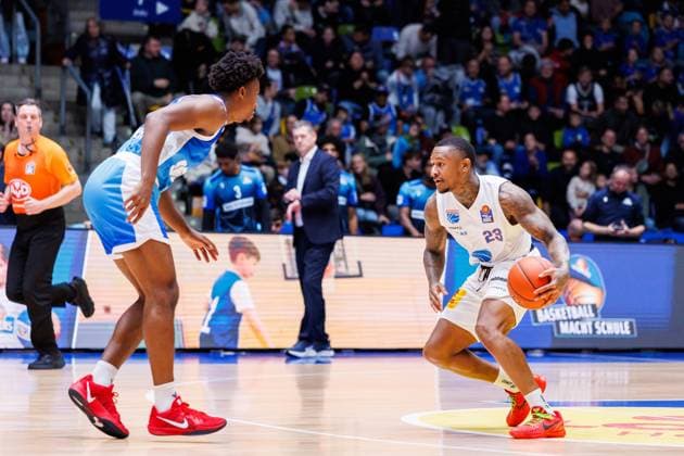 easycredit BBL, Frankfurt Skyliners - Syntainics MBC, 26.10.2025 Charles Callison (SYNTAINICS MBC, 23) mit Ball gegen Nahiem Alleyne (Frankfurt Skyliners, 4) Spiel der easycredit BBL easycredit BBL, Frankfurt Skyliners - Syntainics MBC; am 5. Spieltag der Saison 25 26 in der Süwag Energie ARENA am 26.10.2025 Copyright: xBEAUTIFULxSPORTS Hahnex