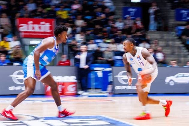 easycredit BBL, Frankfurt Skyliners - Syntainics MBC, 26.10.2025 Charles Callison (SYNTAINICS MBC, 23) mit Ball gegen Nahiem Alleyne (Frankfurt Skyliners, 4) Spiel der easycredit BBL easycredit BBL, Frankfurt Skyliners - Syntainics MBC; am 5. Spieltag der Saison 25 26 in der Süwag Energie ARENA am 26.10.2025 Copyright: xBEAUTIFULxSPORTS Hahnex