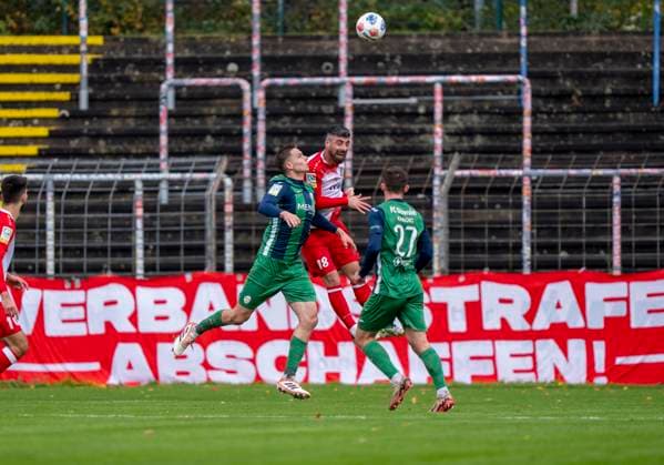 Kopfballduell zwischen Arif Gueclue (Sportfreunde Siegen, 18) und Jannik Borgmann (FC Guetersloh, 34) FC Gütersloh - Sportfreunde Siegen 26.10.2025 Fussball, Regionalliga West, 13. Spieltag, GER, Heidewaldstadion, Gütersloh Copyright: MarcoxBader