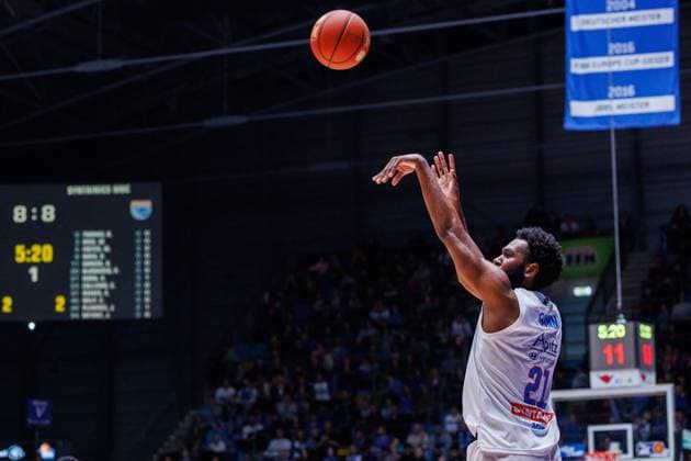 easycredit BBL, Frankfurt Skyliners - Syntainics MBC, 26.10.2025 RJ Gunn (SYNTAINICS MBC, 21) mit einem Dreier Spiel der easycredit BBL easycredit BBL, Frankfurt Skyliners - Syntainics MBC; am 5. Spieltag der Saison 25 26 in der Süwag Energie ARENA am 26.10.2025 Copyright: xBEAUTIFULxSPORTS Hahnex