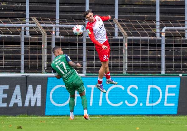 Dustin Willms (Sportfreunde Siegen, 30) und David Winke (FC Guetersloh, 17) FC Gütersloh - Sportfreunde Siegen 26.10.2025 Fussball, Regionalliga West, 13. Spieltag, GER, Heidewaldstadion, Gütersloh Copyright: MarcoxBader