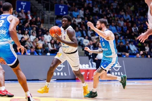 easycredit BBL, Frankfurt Skyliners - Syntainics MBC, 26.10.2025 Khyri Thomas (SYNTAINICS MBC, 0) mit Ball gegen Logan Johnson (Frankfurt Skyliners, 0) Spiel der easycredit BBL easycredit BBL, Frankfurt Skyliners - Syntainics MBC; am 5. Spieltag der Saison 25 26 in der Süwag Energie ARENA am 26.10.2025 Copyright: xBEAUTIFULxSPORTS Hahnex