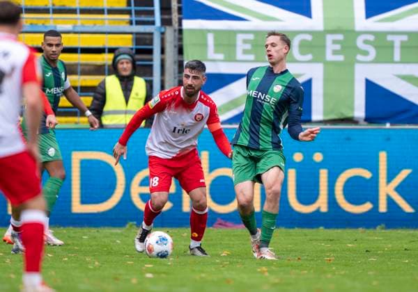 Arif Gueclue (Sportfreunde Siegen, 18) und Jannik Borgmann (FC Guetersloh, 34) FC Gütersloh - Sportfreunde Siegen 26.10.2025 Fussball, Regionalliga West, 13. Spieltag, GER, Heidewaldstadion, Gütersloh Copyright: MarcoxBader
