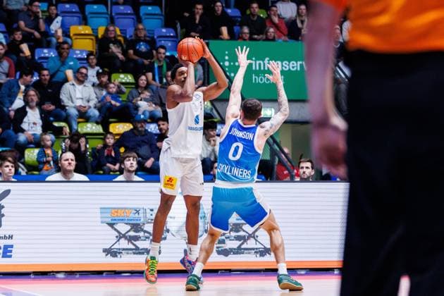 easycredit BBL, Frankfurt Skyliners - Syntainics MBC, 26.10.2025 Marcus Foster (SYNTAINICS MBC, 5) mit einem Dreipunktewurf gegen Logan Johnson (Frankfurt Skyliners, 0) Spiel der easycredit BBL easycredit BBL, Frankfurt Skyliners - Syntainics MBC; am 5. Spieltag der Saison 25 26 in der Süwag Energie ARENA am 26.10.2025 Copyright: xBEAUTIFULxSPORTS Hahnex