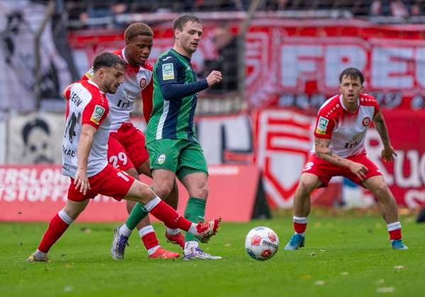 Spielszene: Hier: Oemer Tokac (Sportfreunde Siegen, 14) und David Kammerbauer (Sportfreunde Siegen, 3) mit Jan-Lukas Liehr (FC Guetersloh, 7) FC Gütersloh - Sportfreunde Siegen 26.10.2025 Fussball, Regionalliga West, 13. Spieltag, GER, Heidewaldstadion, Gütersloh Copyright: MarcoxBader