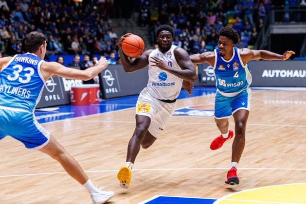 easycredit BBL, Frankfurt Skyliners - Syntainics MBC, 26.10.2025 Khyri Thomas (SYNTAINICS MBC, 0) mit Ball gegen Nahiem Alleyne (Frankfurt Skyliners, 4) und Ryan Hawkins (Frankfurt Skyliners, 33) Spiel der easycredit BBL easycredit BBL, Frankfurt Skyliners - Syntainics MBC; am 5. Spieltag der Saison 25 26 in der Süwag Energie ARENA am 26.10.2025 Copyright: xBEAUTIFULxSPORTS Hahnex