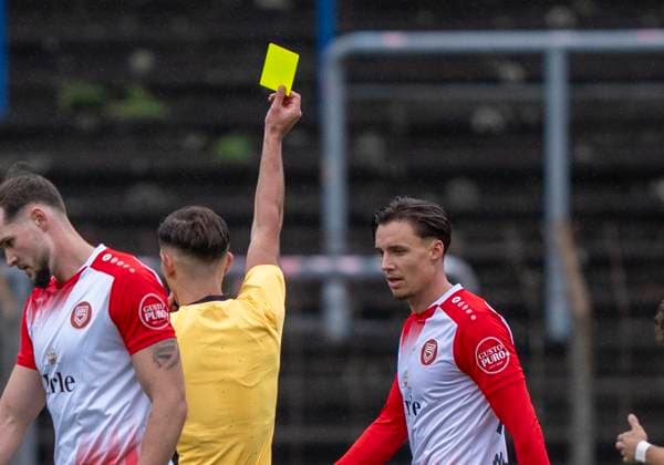 Kristijan Rajkovski (Schiedsrichter) zeigt Dustin Willms (Sportfreunde Siegen, 30) die gelbe Karte FC Gütersloh - Sportfreunde Siegen 26.10.2025 Fussball, Regionalliga West, 13. Spieltag, GER, Heidewaldstadion, Gütersloh Copyright: MarcoxBader