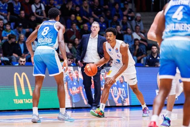 easycredit BBL, Frankfurt Skyliners - Syntainics MBC, 26.10.2025 Marcus Foster (SYNTAINICS MBC, 5) mit Ball gegen William Christmas (Frankfurt Skyliners, 8); im Hintergrund Trainer Klaus Perwas (Frankfurt Skyliners) Spiel der easycredit BBL easycredit BBL, Frankfurt Skyliners - Syntainics MBC; am 5. Spieltag der Saison 25 26 in der Süwag Energie ARENA am 26.10.2025 Copyright: xBEAUTIFULxSPORTS Hahnex
