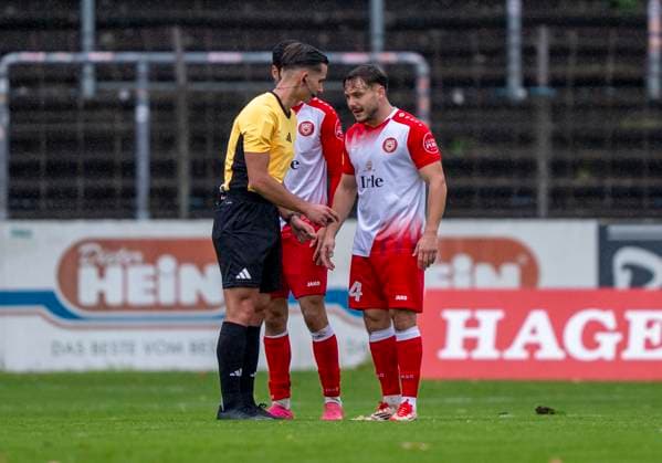 Kristijan Rajkovski (Schiedsrichter) redet mit Oemer Tokac (Sportfreunde Siegen, 14) FC Gütersloh - Sportfreunde Siegen 26.10.2025 Fussball, Regionalliga West, 13. Spieltag, GER, Heidewaldstadion, Gütersloh Copyright: MarcoxBader